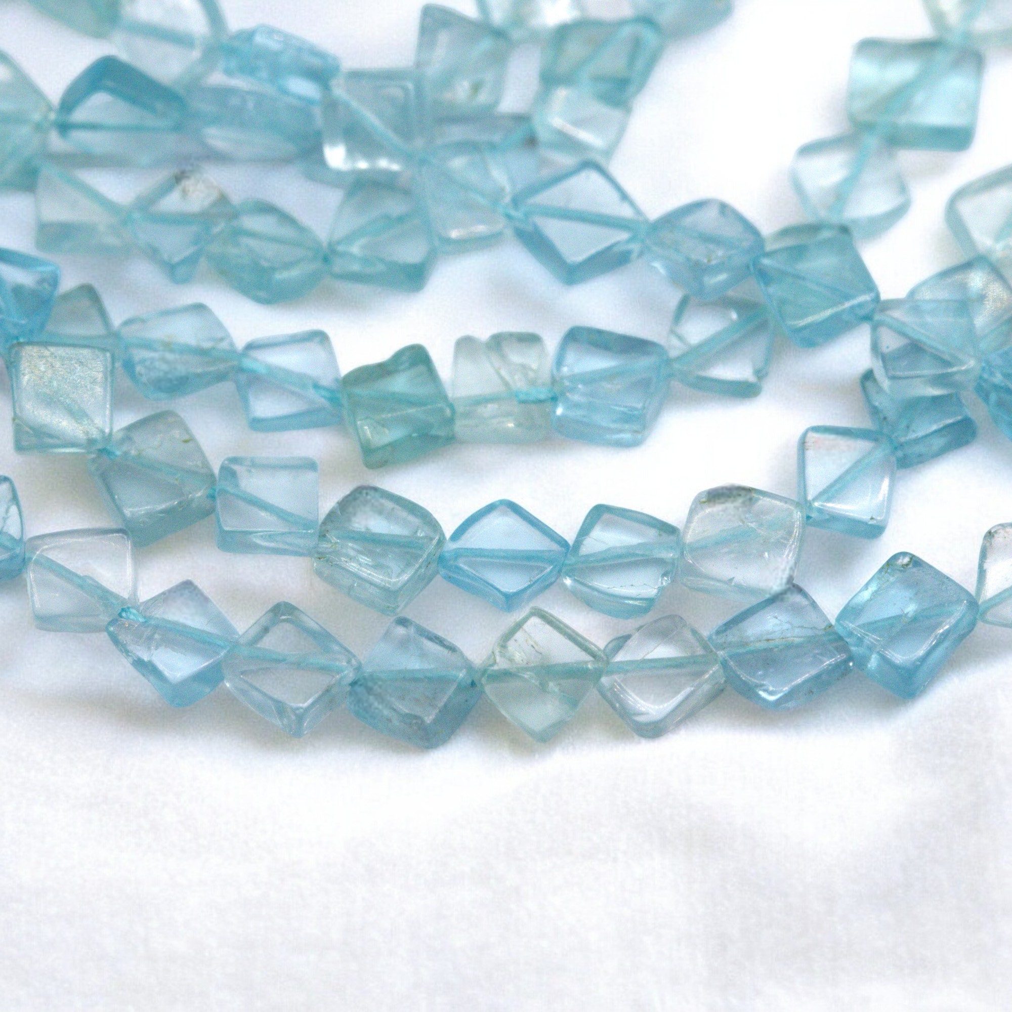 Blauer Topaz Perlenstrang ca. 6 x 2,5 mm unregelmäßige flache quadratische Perlen (ca. 34 cm Länge)