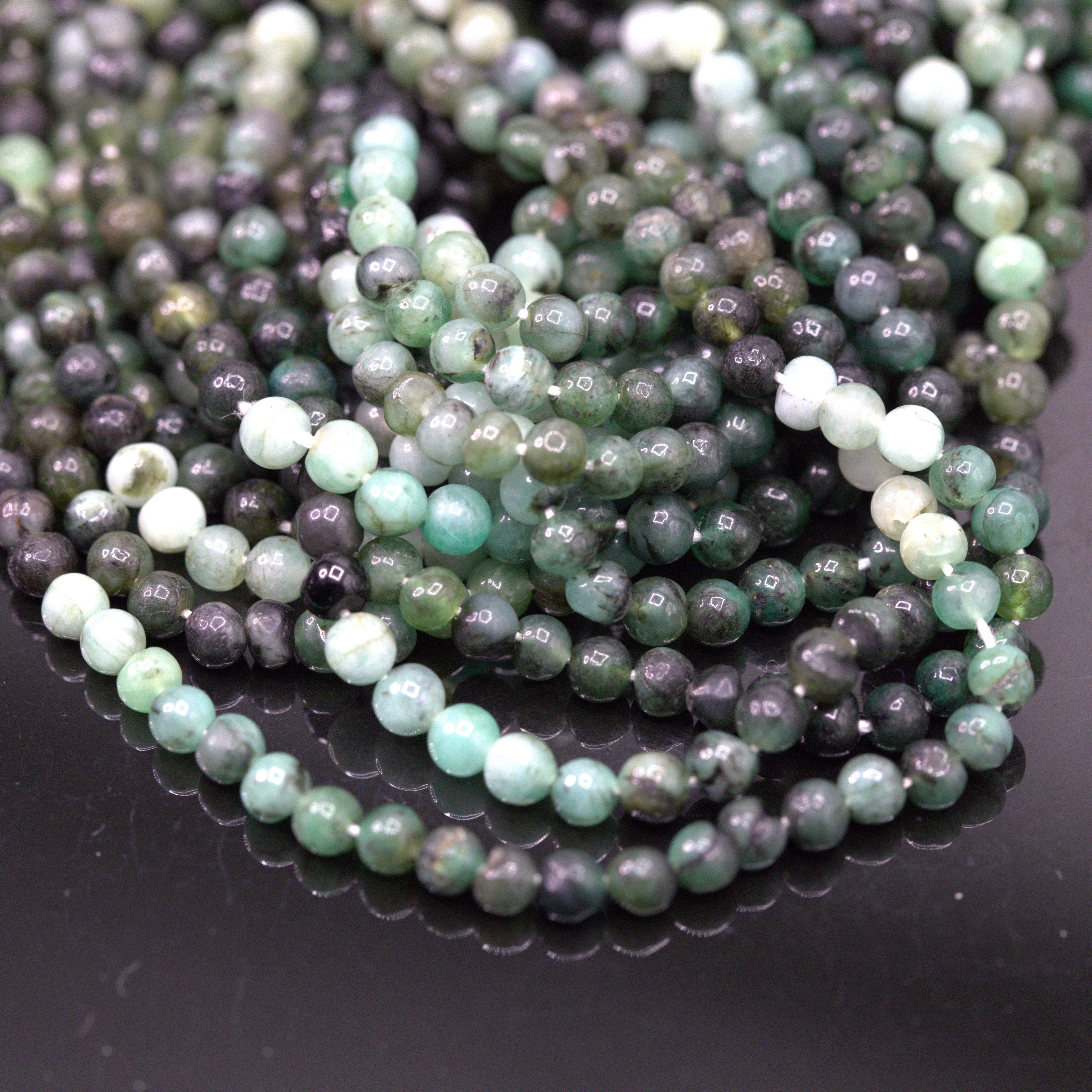 Grüner Jade Perlenstrang 3 - 4 mm unregelmäßige runde Perlen (ca. 33 cm Länge)