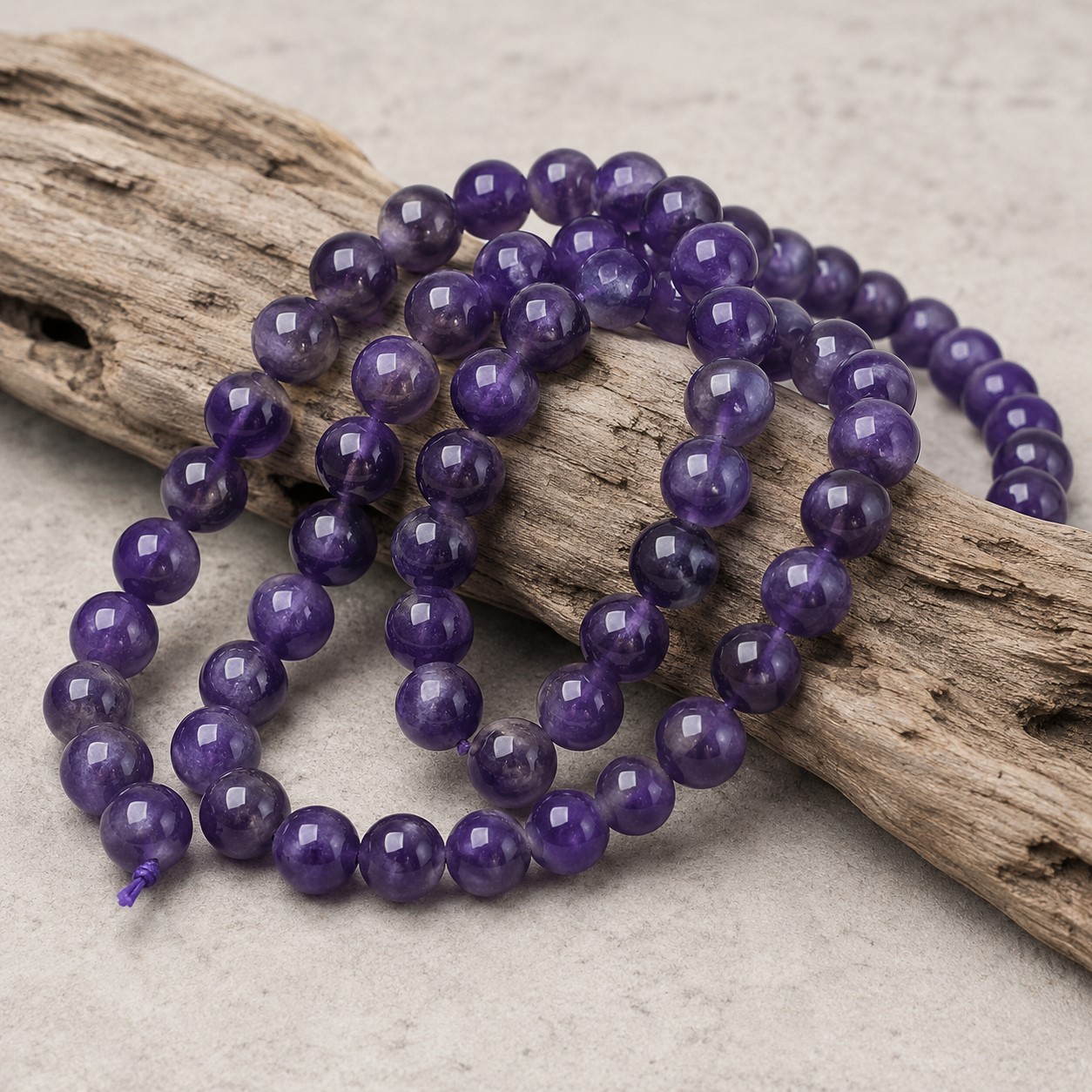 Natürlicher Amethyst Perlenstrang 8,5 - 8,6 mm rund glatt glänzend (ca. 47 Perlen / ca. 39 cm Länge)