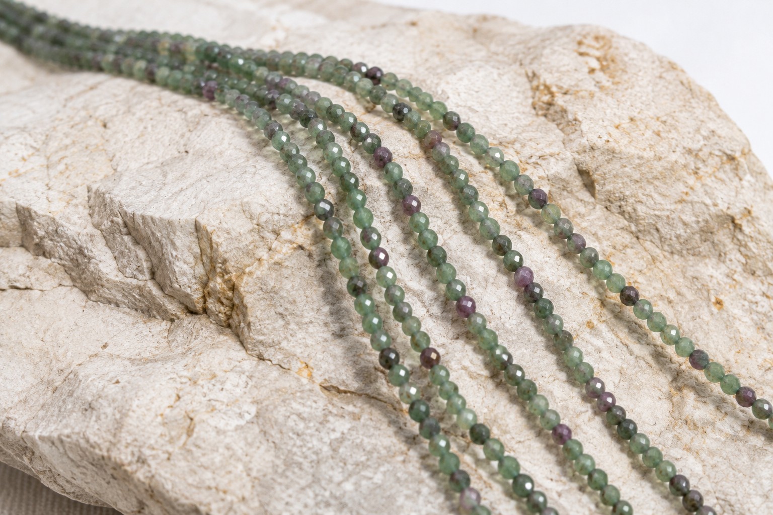 Natürlicher Ruby in Zoisite Perlenstrang 3 - 3,4 mm facettiert (ca. 130 Perlen / ca. 38,5 cm Länge)