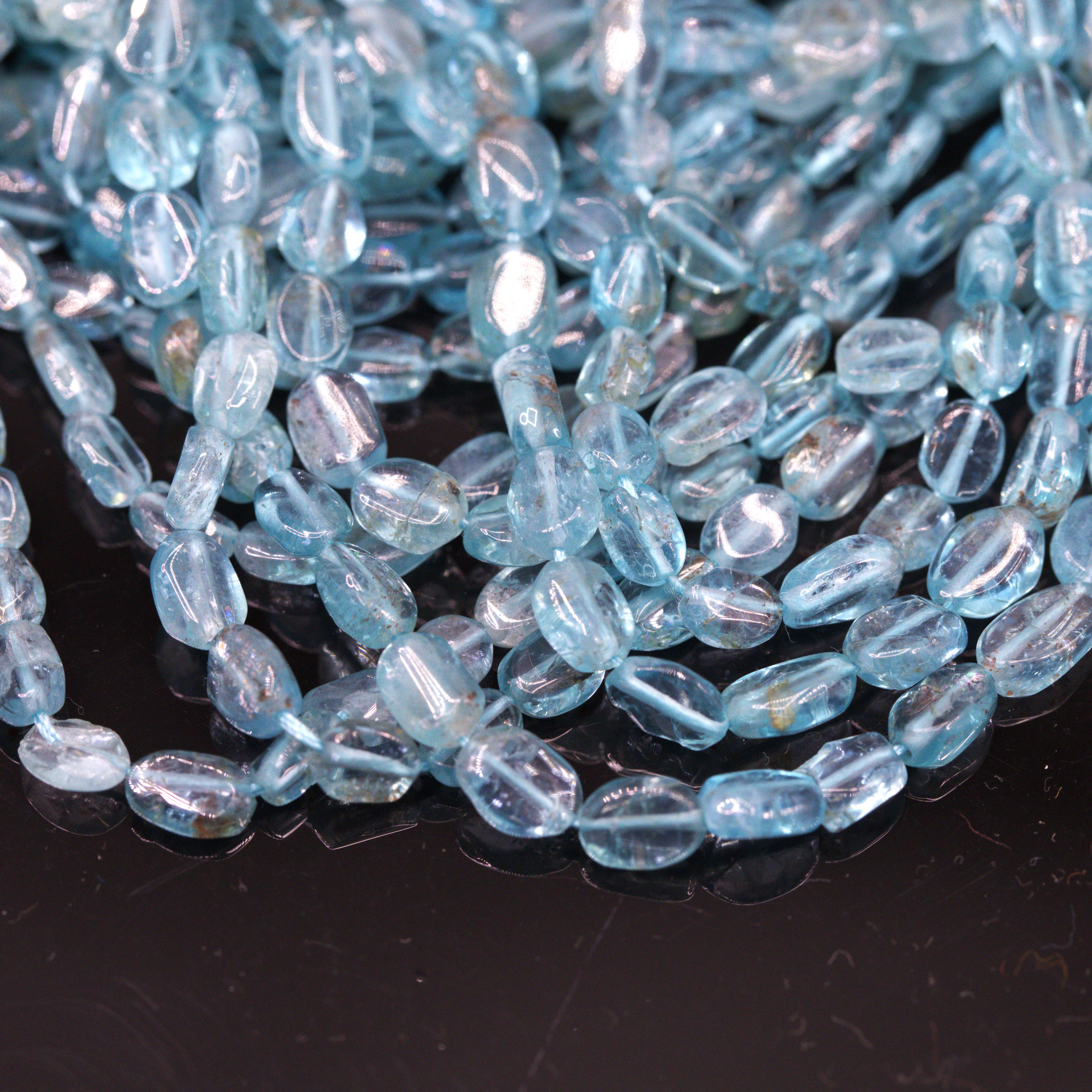 Blauer Topaz Perlenstrang ca. 6 x 3 x 3,5 mm unregelmäßige ovale Perlen (ca. 37 cm Länge)