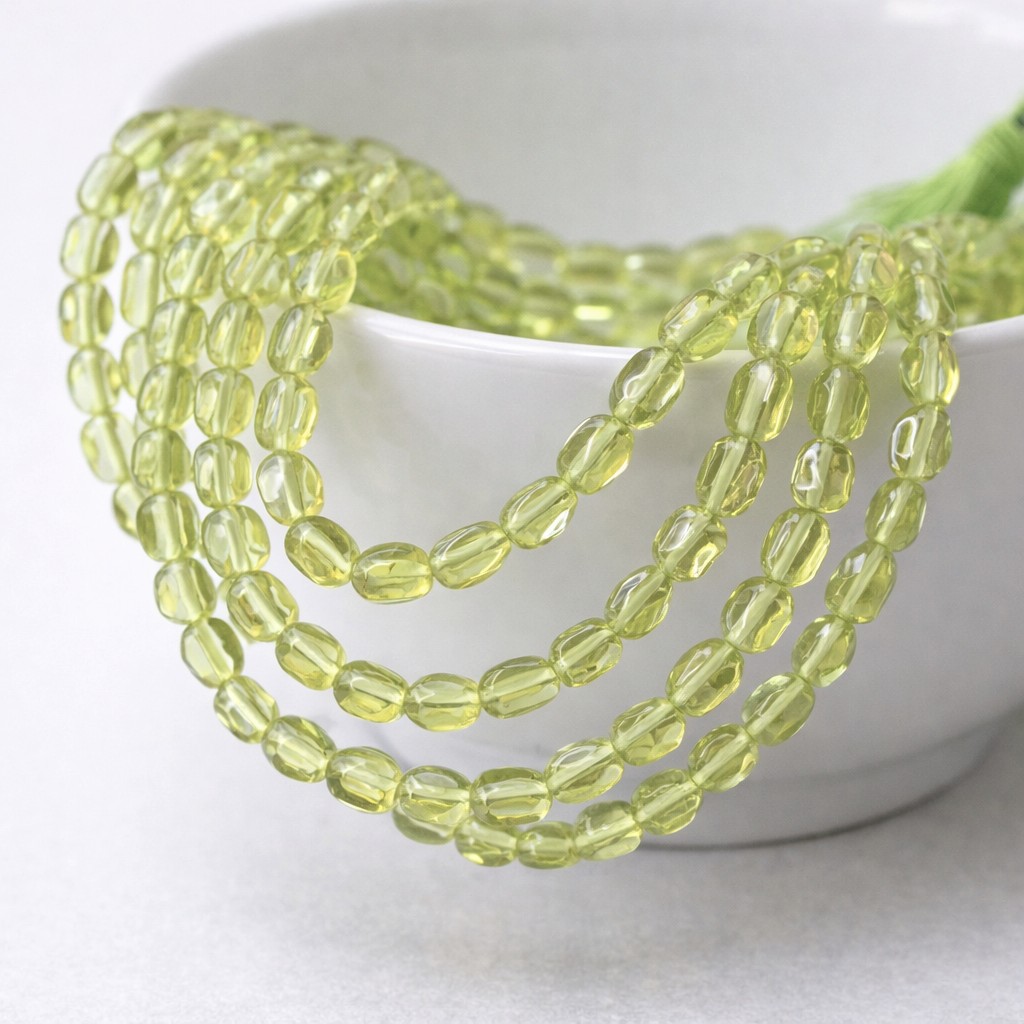 Peridot Perlenstrang 6 x 3 x 2,5 mm unregelmäßige ovale Nuggets (ca. 35 cm Länge)