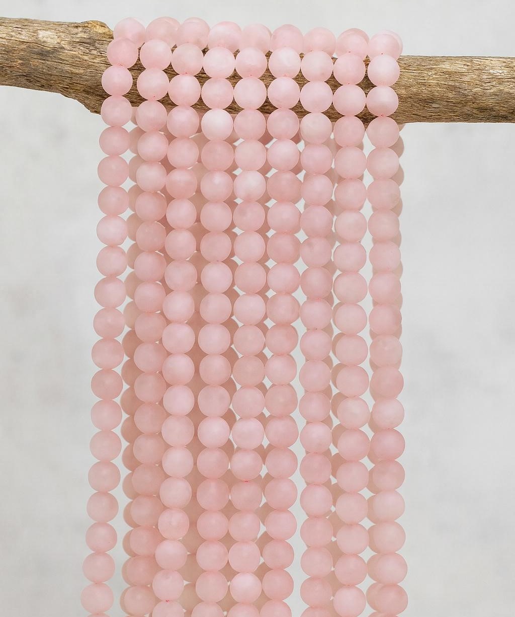 Heller gefrosteter Rosenquarz Perlenstrang rund 4 - 4,3 mm (ca. 100 Perlen / ca. 39 cm Länge)