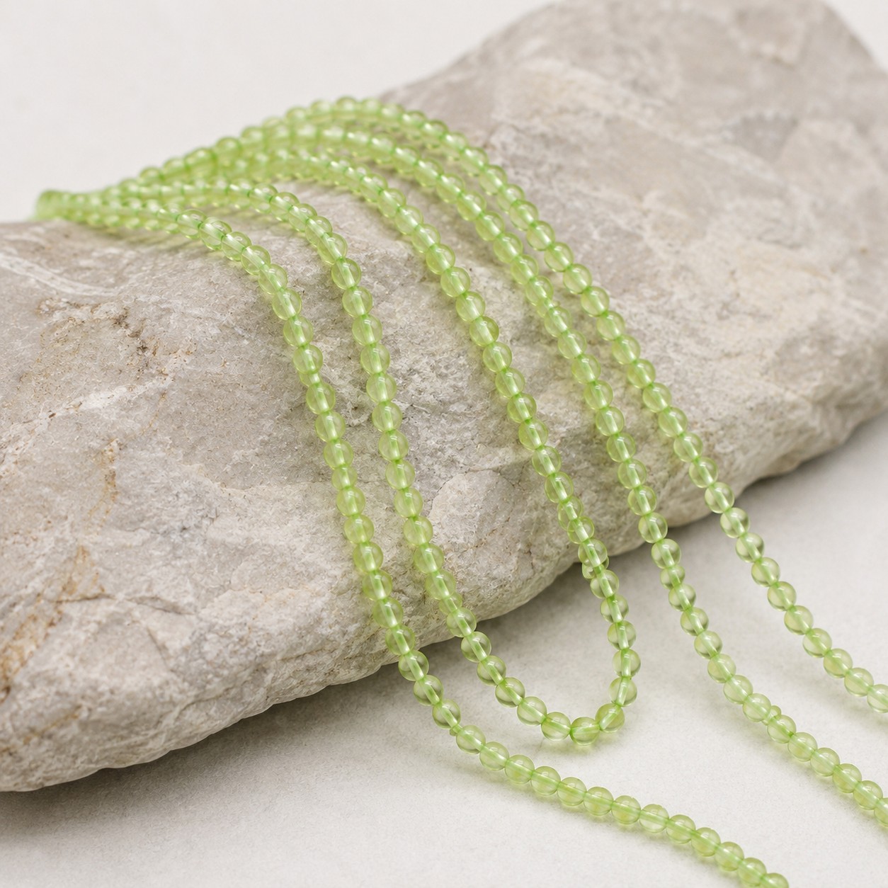 Peridot Perlenstrang 2,2 mm (ca. 180 Perlen / ca. 38 cm Länge) - natürliche Edelsteinperlen für filigranen Schmuck