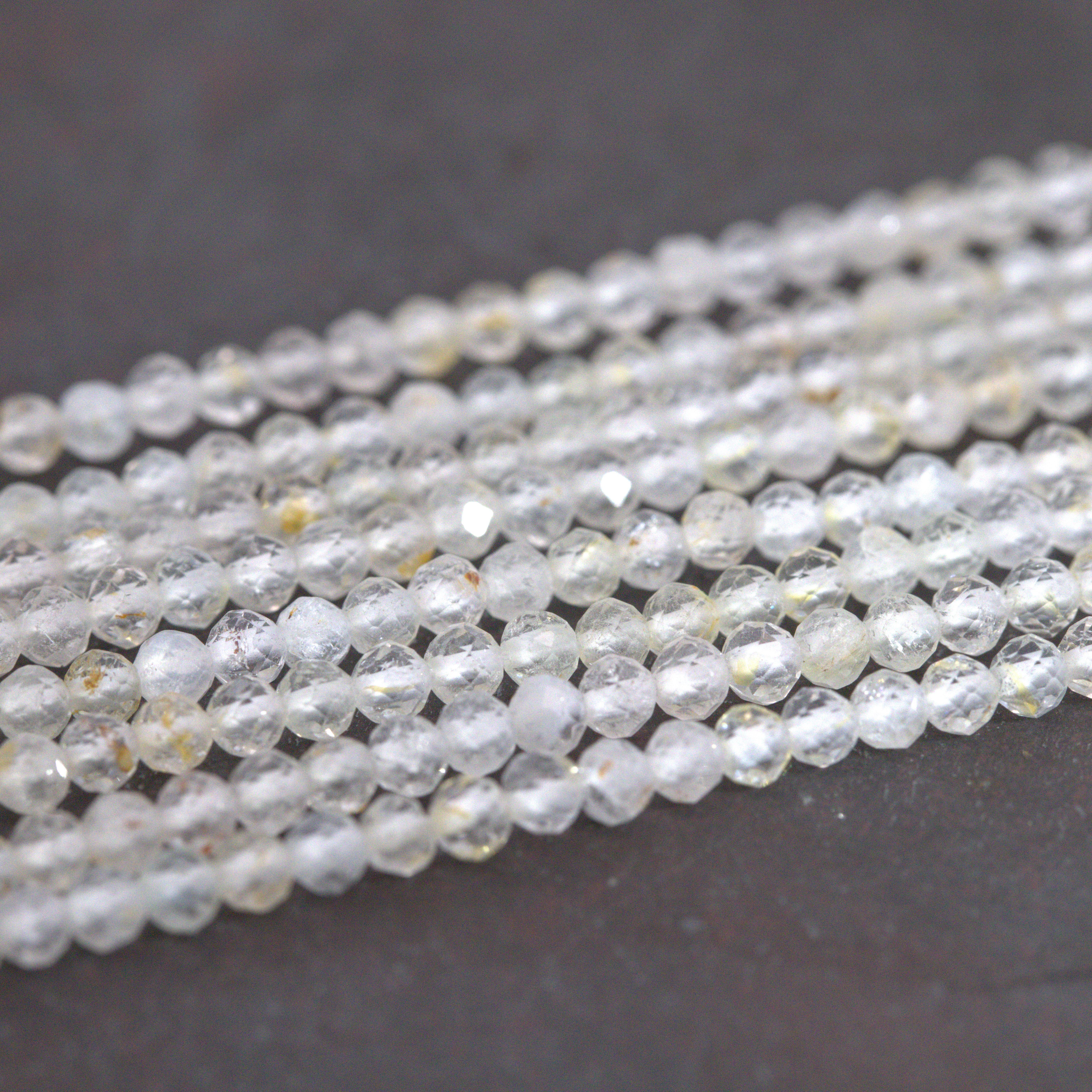 Weißer facettierter Topaz Perlenstrang 3,2 mm (ca. 110 Perlen / ca. 38 cm Länge)