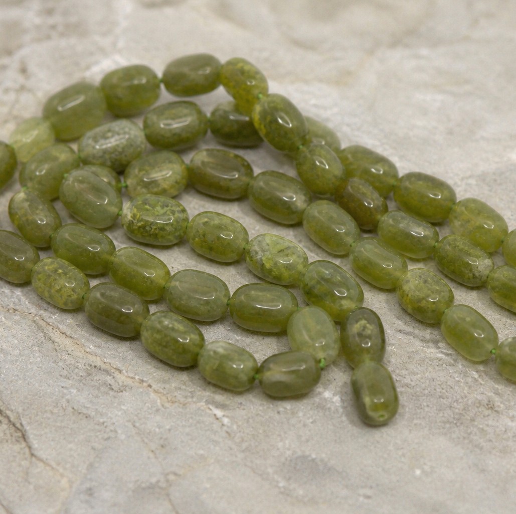 Peridot Perlenstrang 7 - 9 x 4,5 - 5,5 mm unregelmäßige ovale Perlen (ca. 30 cm Länge)