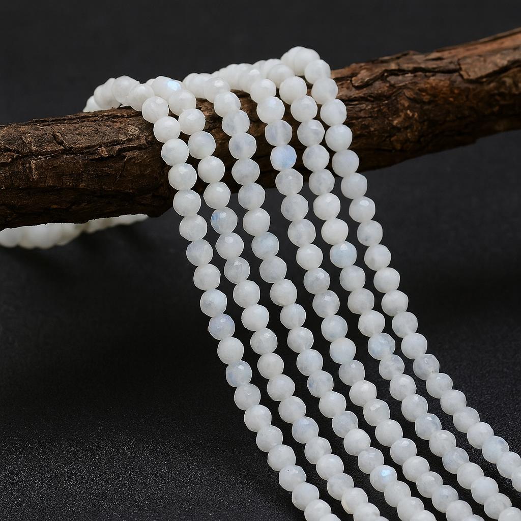 Weißer Mondstein Perlenstrang 3,4 - 3,6 mm facettiert (ca. 110 Perlen / ca. 38 cm Länge)