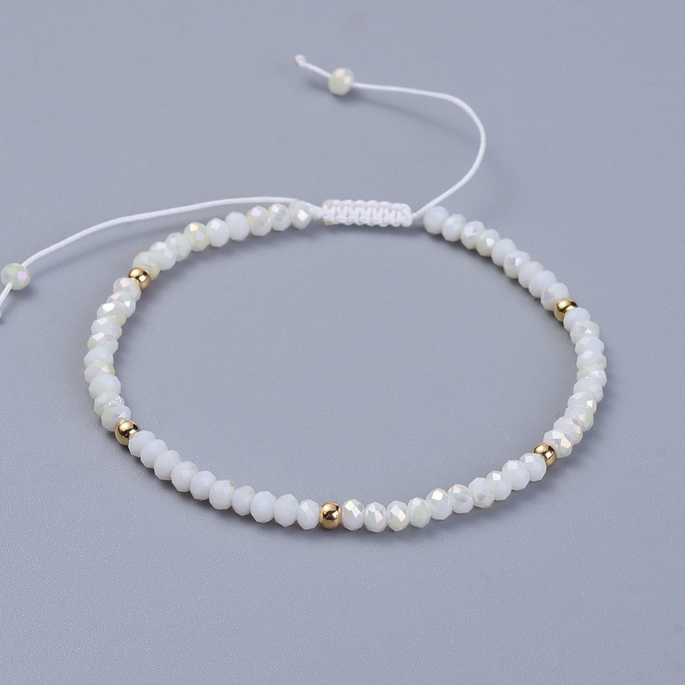 Weißes Glasperlen Armband mit goldfarbenen Metallperlen 4 mm