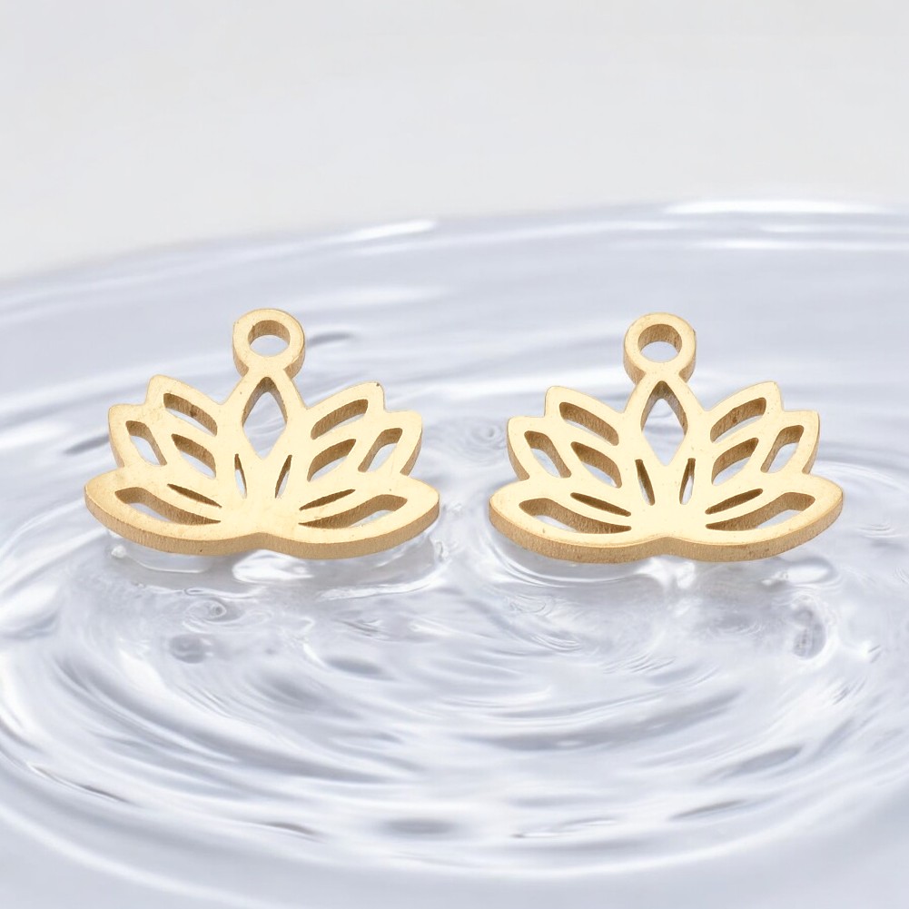 Zierlicher Edelstahl Charm Anhänger Lotusblume 7,5 x 10 x 1 mm