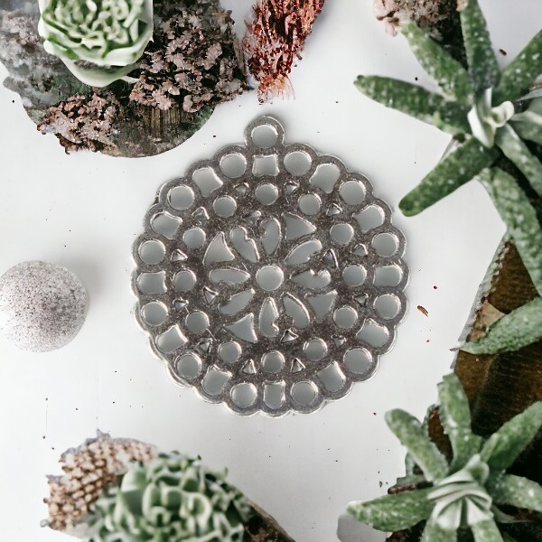Runder filigraner Anhänger Blume antik silberfarben 30 mm