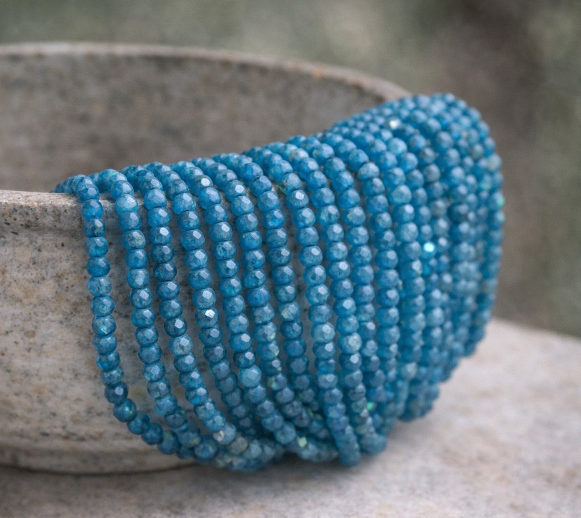 Facettierter Apatit Perlenstrang 3,3 mm (ca. 110 Perlen / ca. 38 cm Länge)