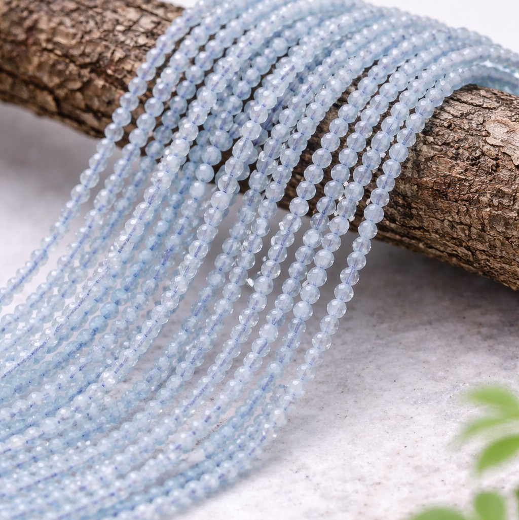 Natürlicher Aquamarin Perlenstrang 2  mm facettiert (ca. 210 Perlen / ca. 39,5 cm Länge)