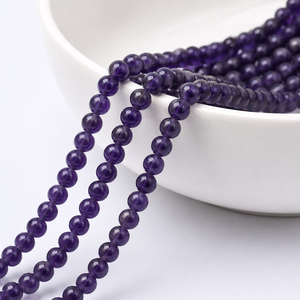 Natürlicher Amethyst Perlenstrang 4,5 - 4,7 mm rund glatt glänzend (ca. 91 Perlen / ca. 38 cm Länge)