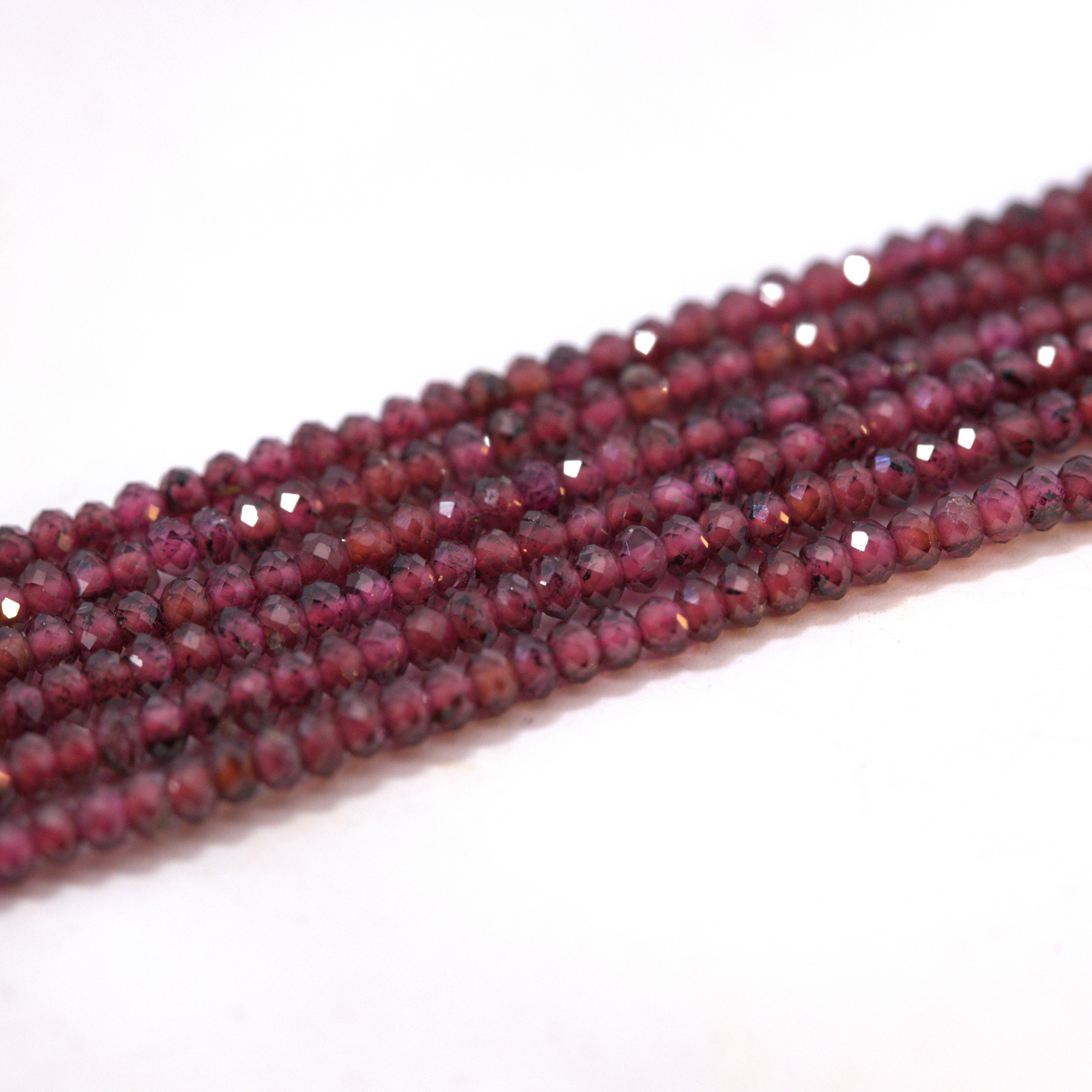 Granat Perlenstrang 2,3 x 1,3 mm facettierte Perlen (ca. 380 Perlen / ca. 38 cm Länge)