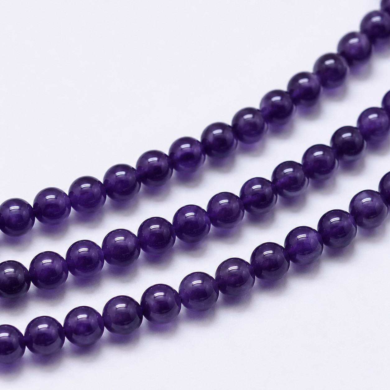 Natürlicher Amethyst Perlenstrang 4,5 - 4,7 mm rund glatt glänzend (ca. 91 Perlen / ca. 38 cm Länge)