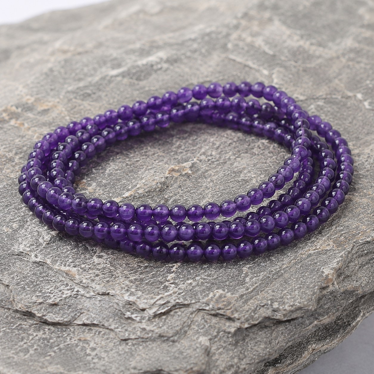 Natürlicher Amethyst Perlenstrang 4,5 - 4,7 mm rund glatt glänzend (ca. 91 Perlen / ca. 38 cm Länge)
