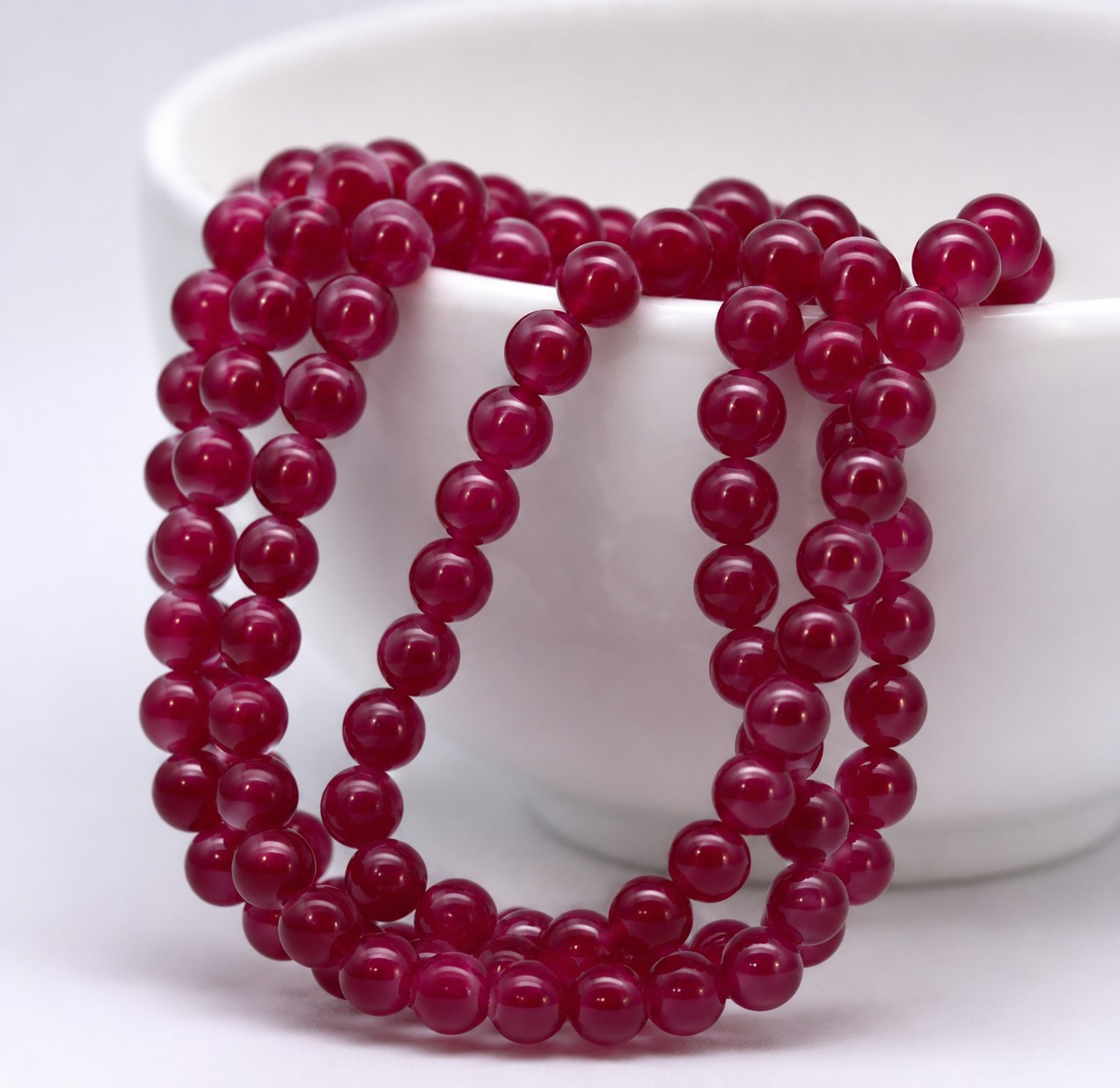 Malaysia Jadeperlenstrang 6 mm violett gefärbt (ca. 64 Perlen / ca. 38 cm Länge)