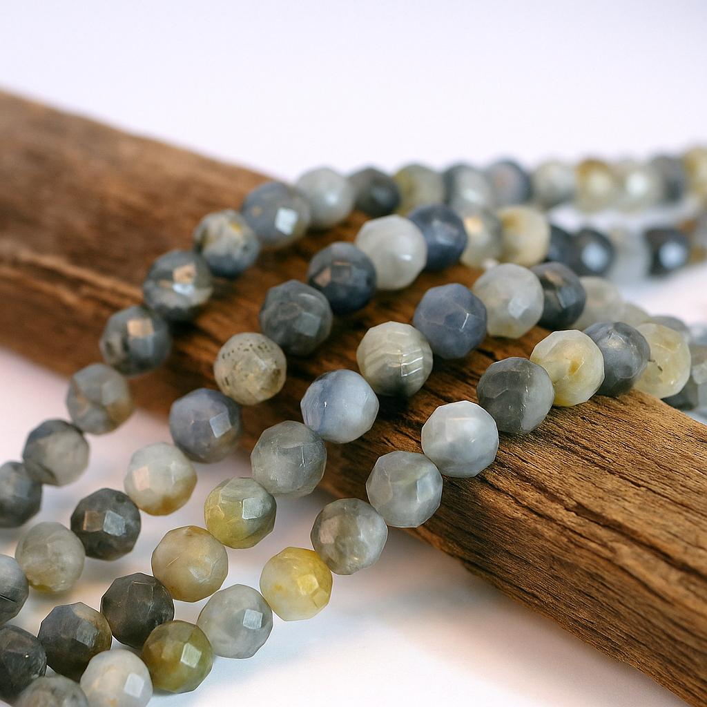Kyanit Edelstein Perlenstrang 4,2 mm facettiert (ca. 95 Perlen / ca. 38 cm Länge)