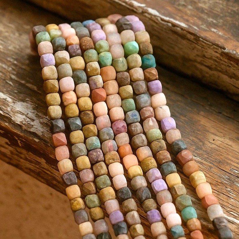 Gemischter Edelstein Perlenstrang 4 x 4 x 4 mm (ca. 92 Perlen / ca. 38 cm Länge)