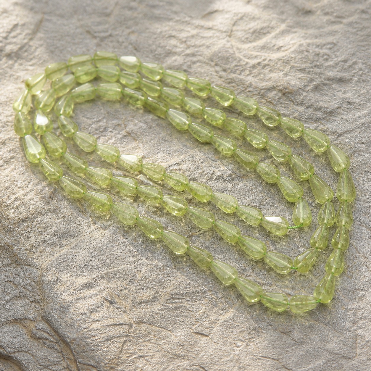 Peridot Perlenstrang 6 - 9 x 3 - 5 x 2,6 mm unregelmäßige Tränen (ca. 36 cm Länge) - zartgrüne tropfenförmige Edelsteinperlen