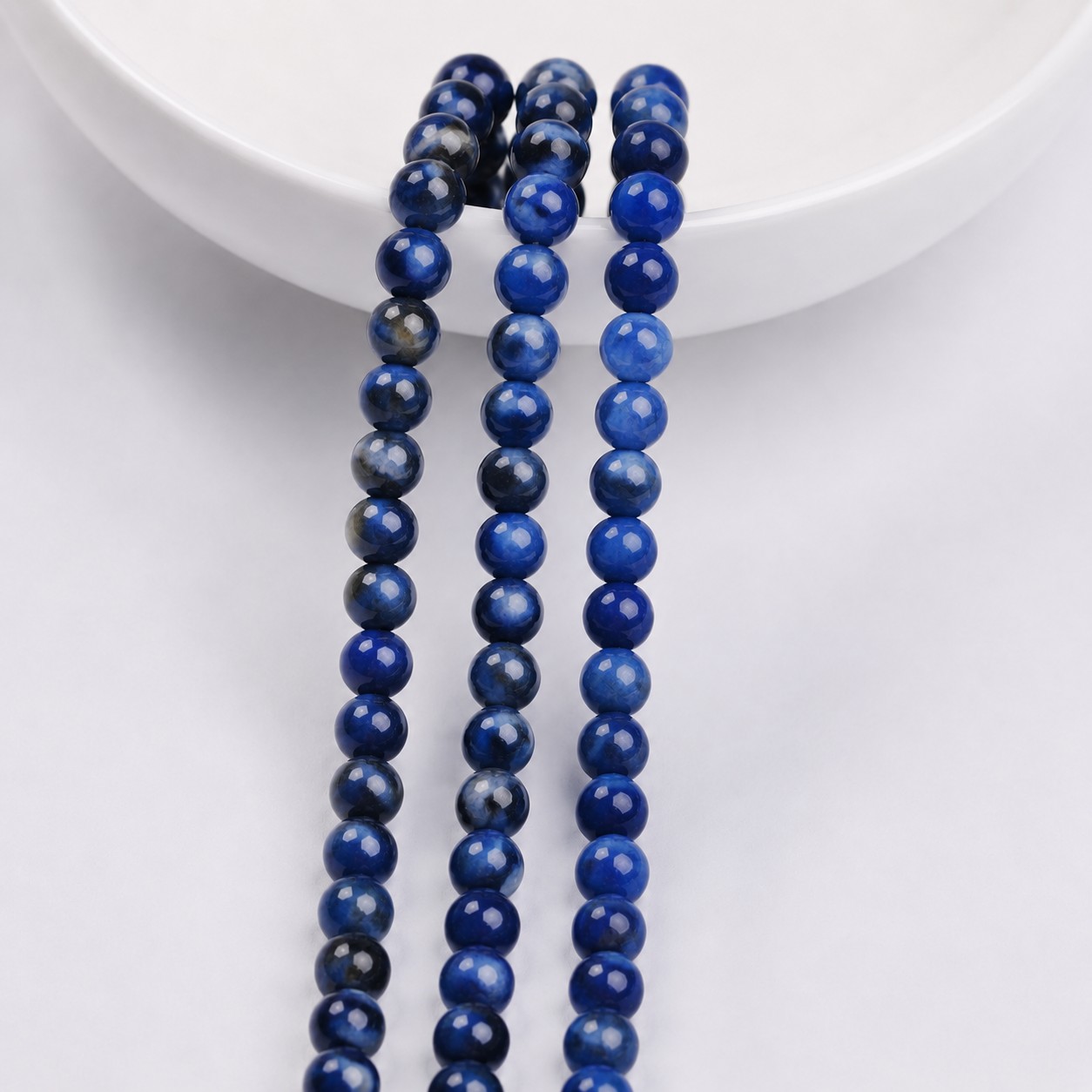 Kurzer Sodalith Perlenstrang mitternachtsblau rund glatt 6,3 - 6,5 mm (ca. 30 Perlen / ca. 19 cm Länge)
