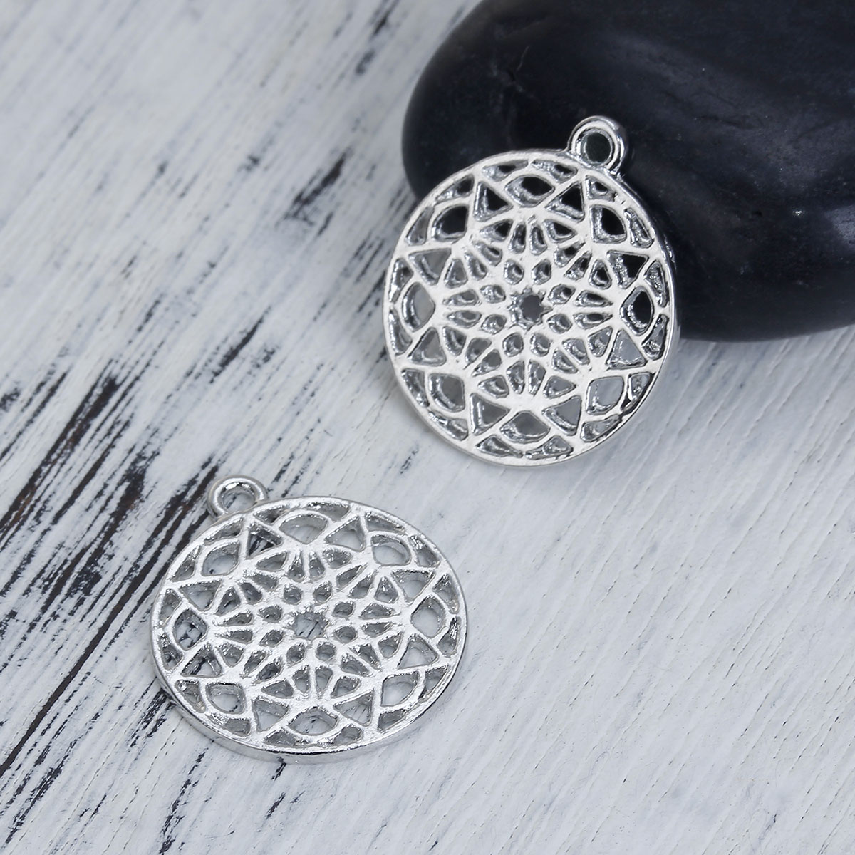 Charm Anhänger Mandala Blume silberfarben 24 mm x 21 mm