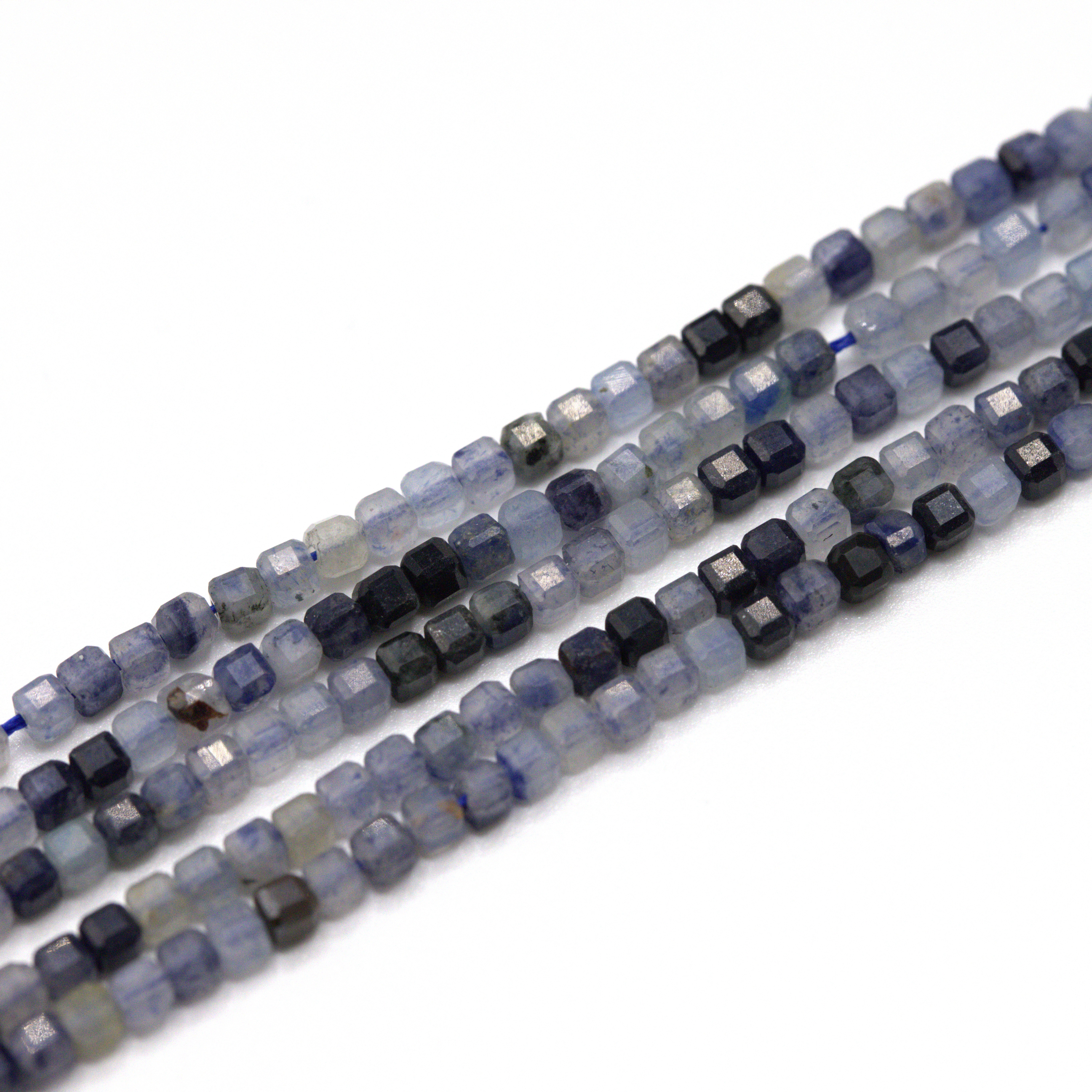 Prehnit Perlenstrang 2,5 x 2,5 x 2,5 mm (ca. 140 Perlen / ca. 38 cm Länge)