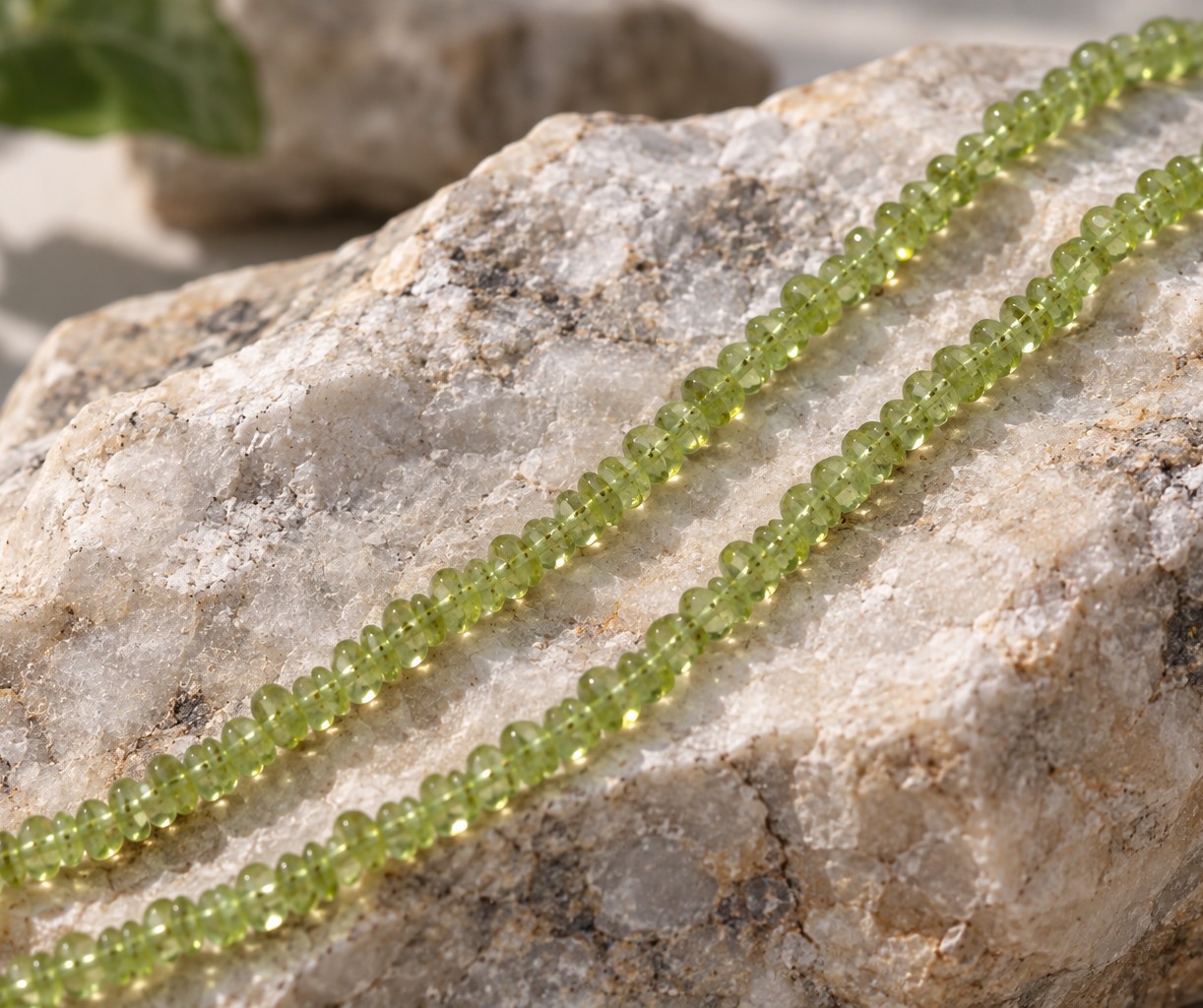 Feiner Peridot Perlenstrang unregelmäßige Rondelle 3 - 3,2 x 2,2 - 2,7 mm (ca. 35 cm Länge)