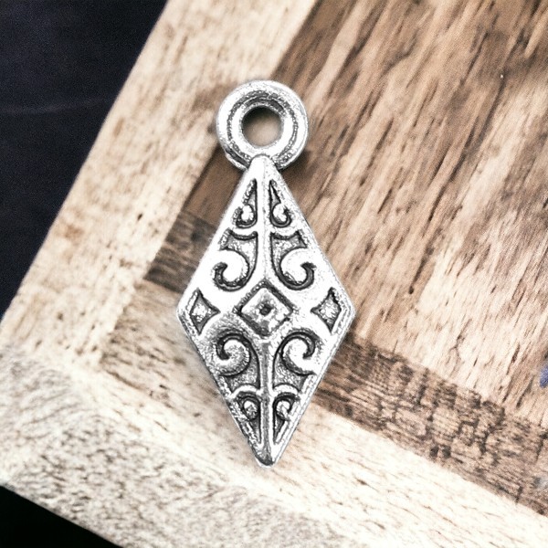 Zierlicher Charm Anhänger Raute antik silberfarben 16 mm x 7 mm