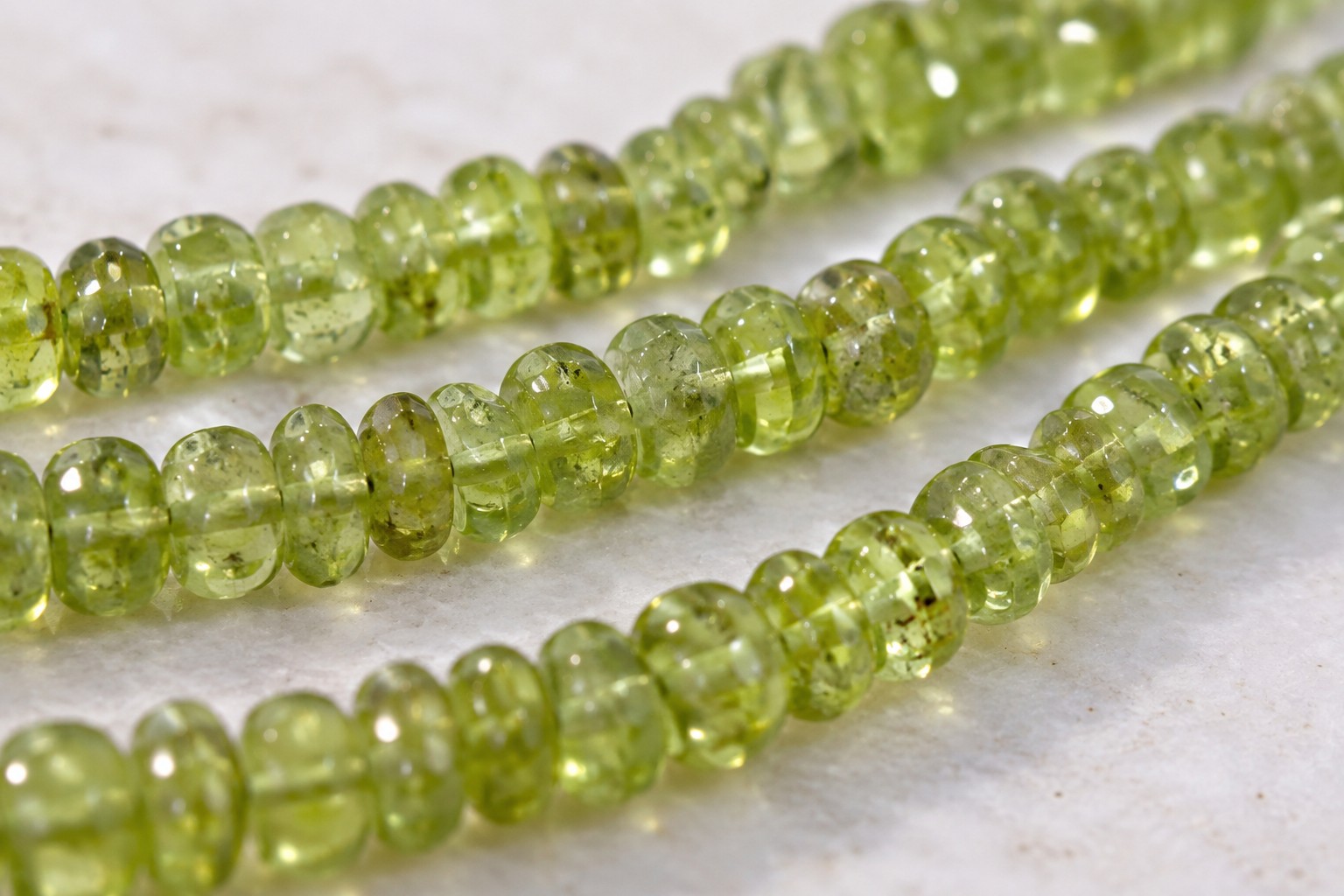 Peridot Edelstein Perlenstrang unregelmäßige Rondelle ca. 3,8 x 2 mm (ca. 33 cm Länge)