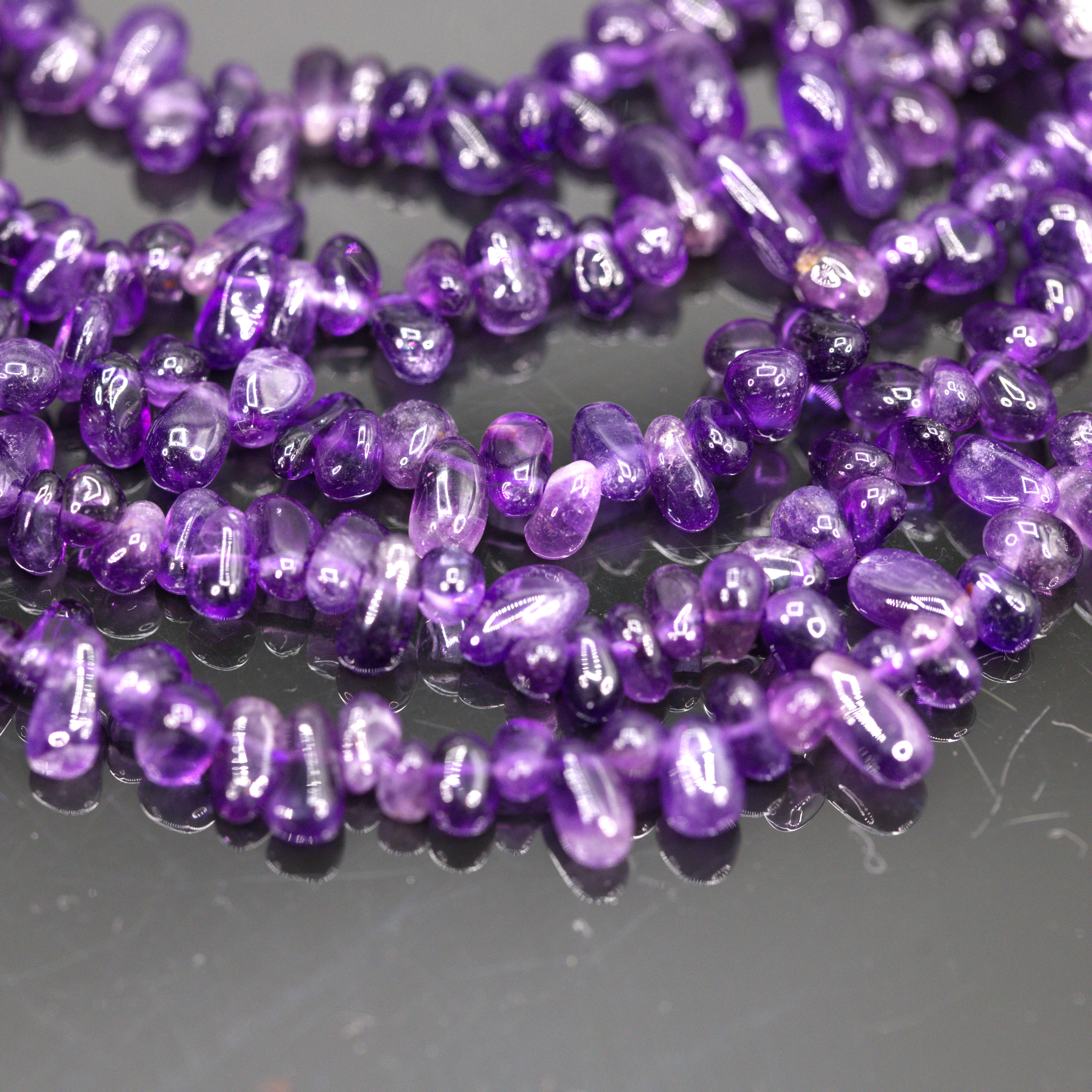 Amethyst Perlenstrang ca. 6 x 3 x 2 mm unregelmäßige Tränen quergebohrt (ca. 34 cm Länge)