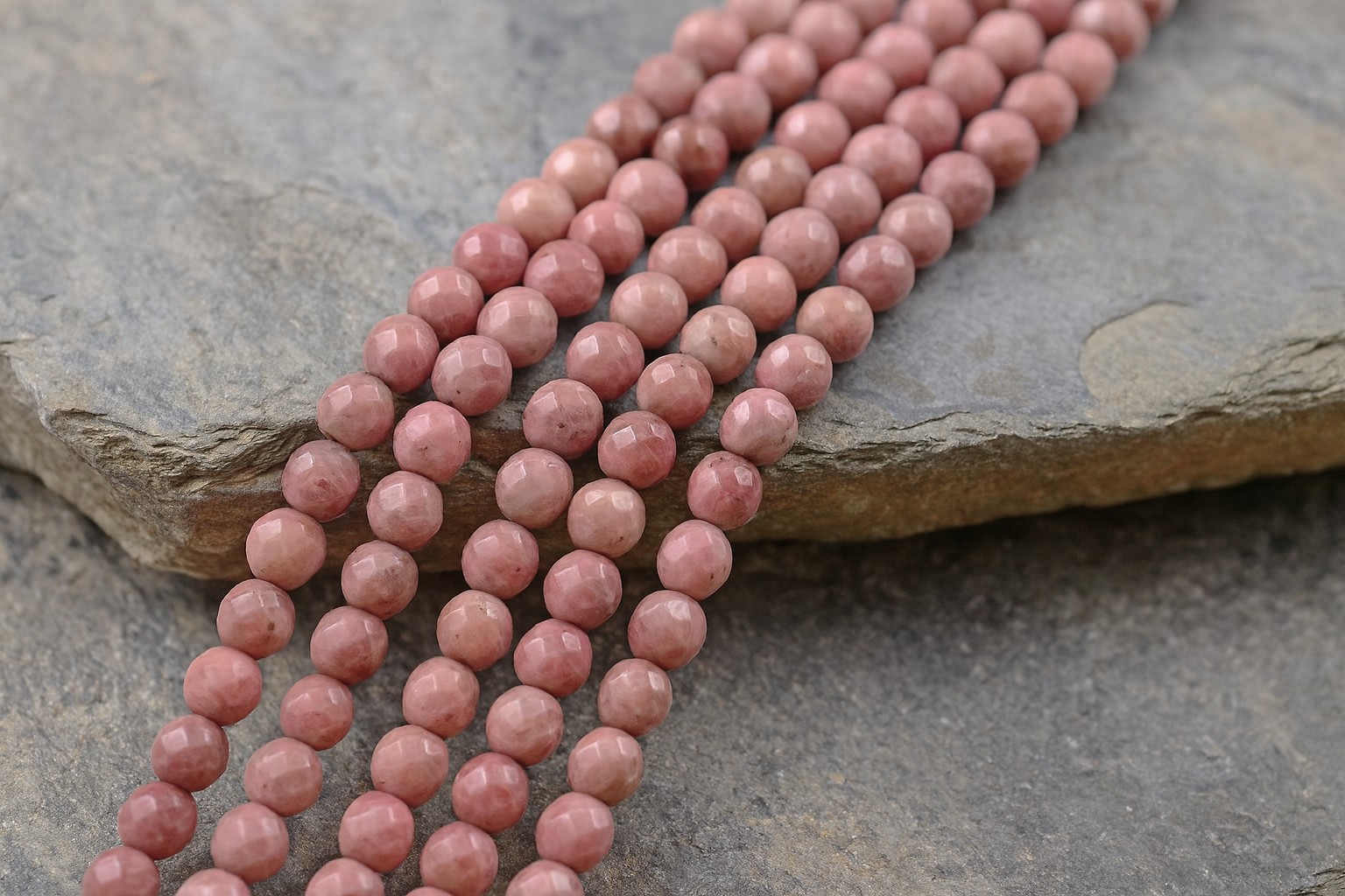 Natürlicher leicht facettierter Rhodonit Perlenstrang 5,7 mm (ca. 65 Perlen / ca.  38 cm Länge)
