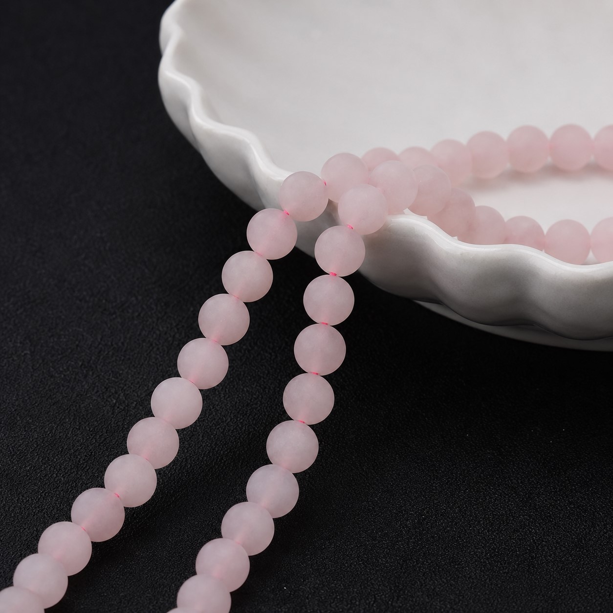 Natürlicher gefrosteter matter Rosenquarz Perlenstrang 8 - 8,5 mm (ca. 46 Perlen / ca. 39,5 cm Länge)