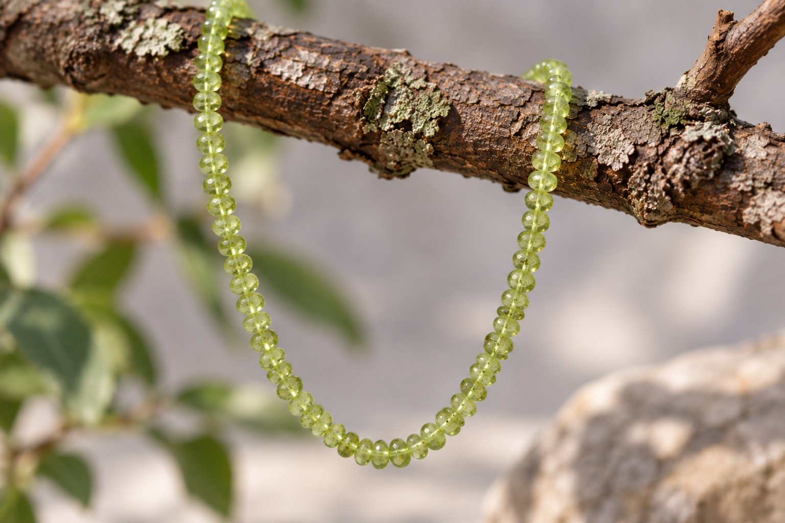 Feiner Peridot Perlenstrang unregelmäßige Rondelle 3 - 3,2 x 2,2 - 2,7 mm (ca. 35 cm Länge)