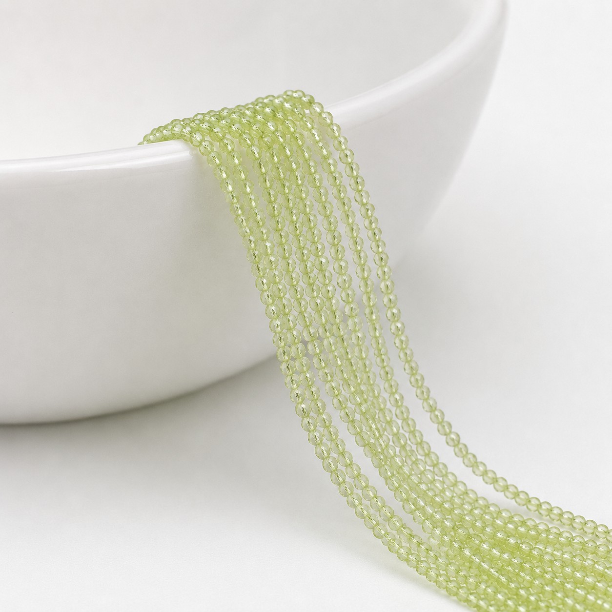 Facettierter Peridot Perlenstrang 2 mm (ca. 230 Perlen / ca. 38 cm Länge)