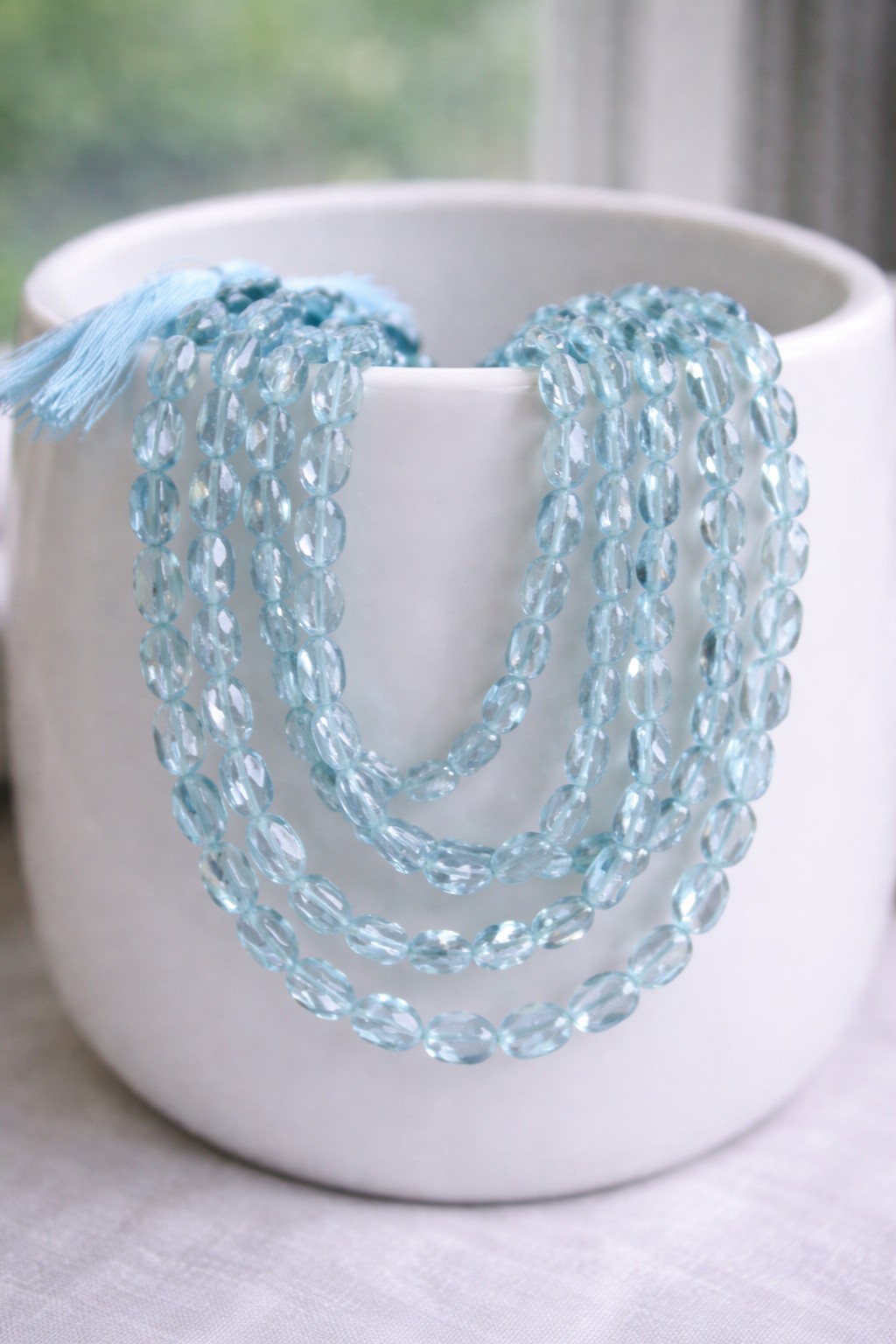 Blauer Topaz Perlenstrang unregelmäßige ovale Perlen 6-6,5 x 3-3,5 x 2,5 mm (ca. 36 cm Länge)