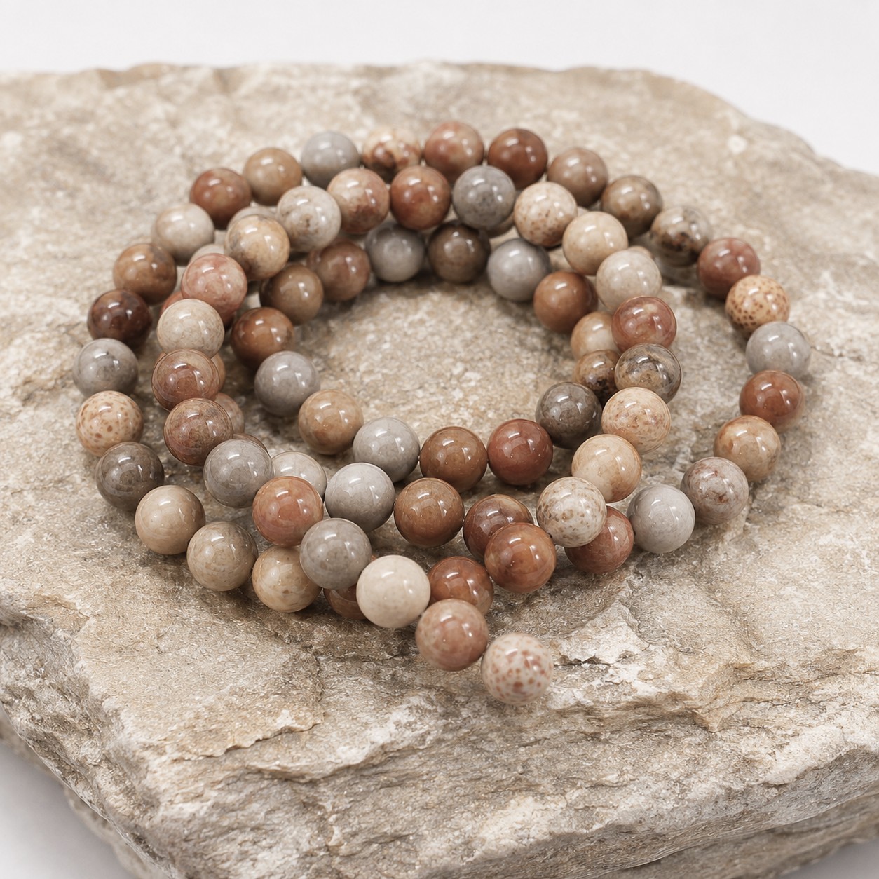 Natürliche fossile Perlen 6 mm rund glatt glänzend (ca. 63 Perlen / ca. 36 cm Länge)