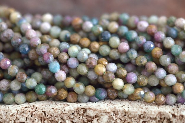 Natürlicher Ruby in Zoisite Perlenstrang 3 - 3,4 mm facettiert (ca. 130 Perlen / ca. 38,5 cm Länge)