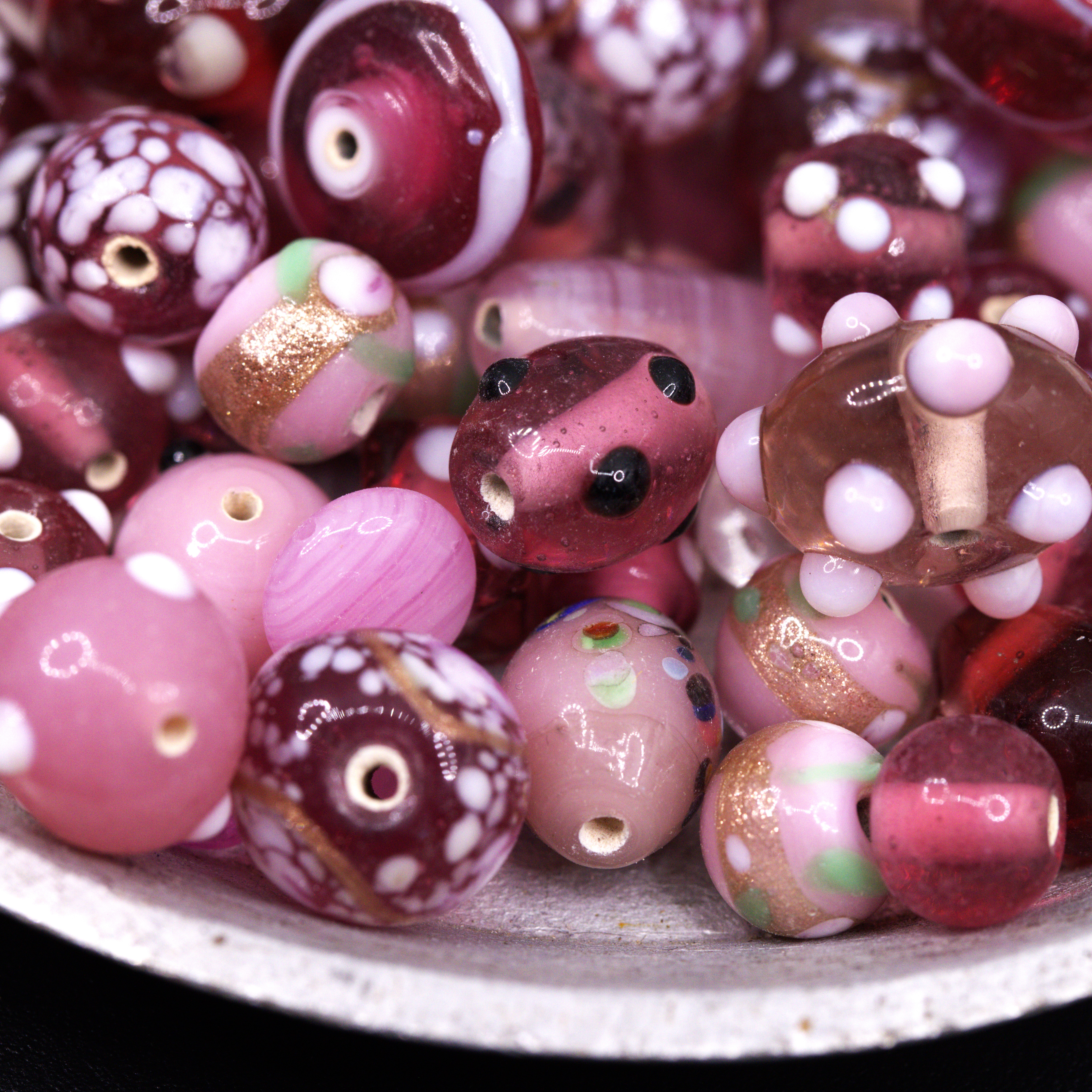 Handegefertigte böhmische Lampwork und Glasperlen 50 Gramm Überraschungsbeutel weiß rosa pink