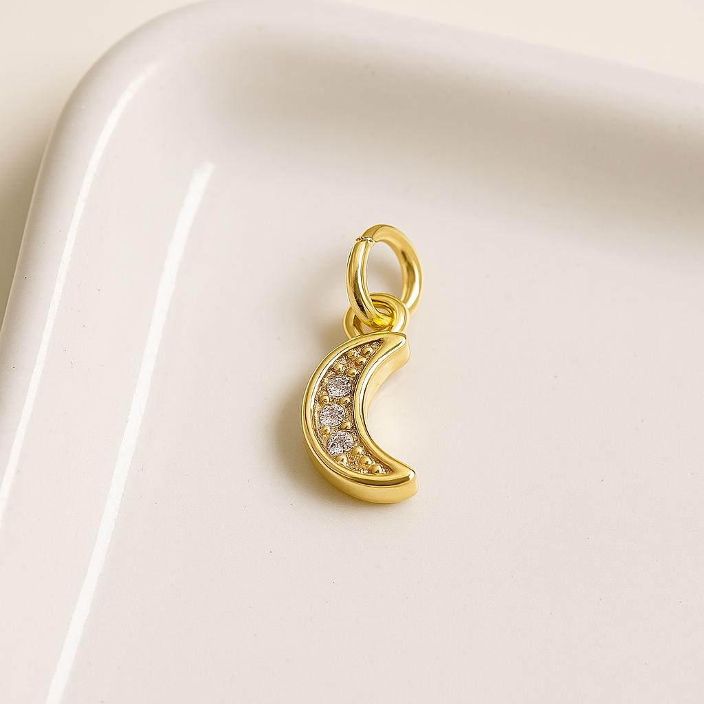 Zierlicher Charm Anhänger Mond mit Zirkonia goldfarben 9,5 x 5 x 2 mm