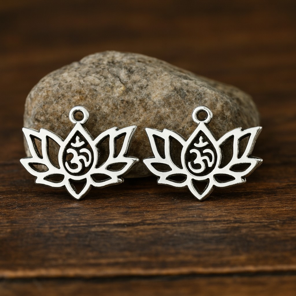 2 elegante Charm Anhänger Lotusblume mit Om-Symbol 16 x 20 x 1,5 mm