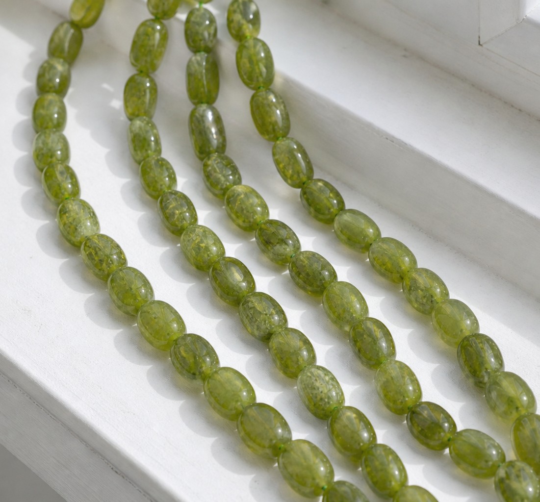 Peridot Perlenstrang 7 - 9 x 4,5 - 5,5 mm unregelmäßige ovale Perlen (ca. 30 cm Länge)