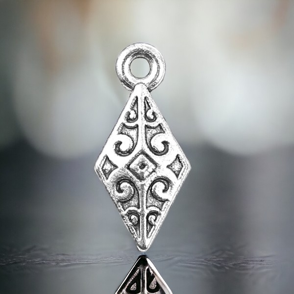 Zierlicher Charm Anhänger Raute antik silberfarben 16 mm x 7 mm