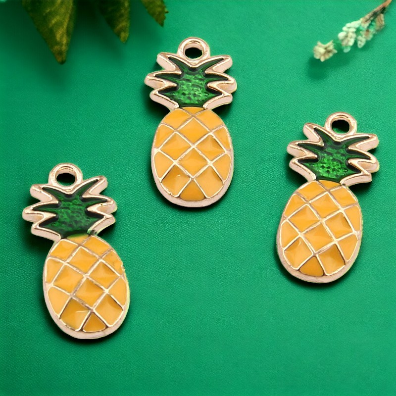 Goldfarbener Charm Anhänger Ananas emailliert 25 x 10 mm