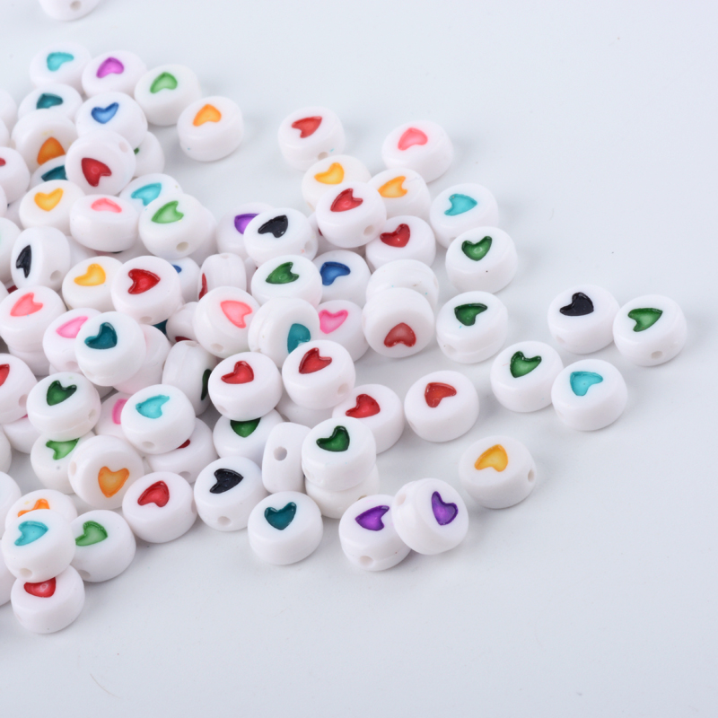 50 runde Acrylperlen weiß mit Herz bunt 7 x 7 x 3,5 mm