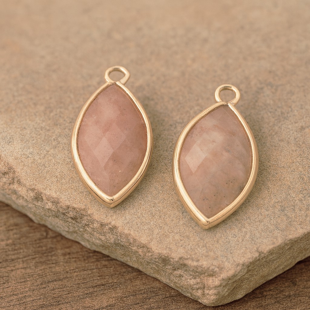 Natürlicher Sonnenstein Anhänger facettiert mit goldfarbener Metalleinfassung 22 x 12 x 5,5 mm