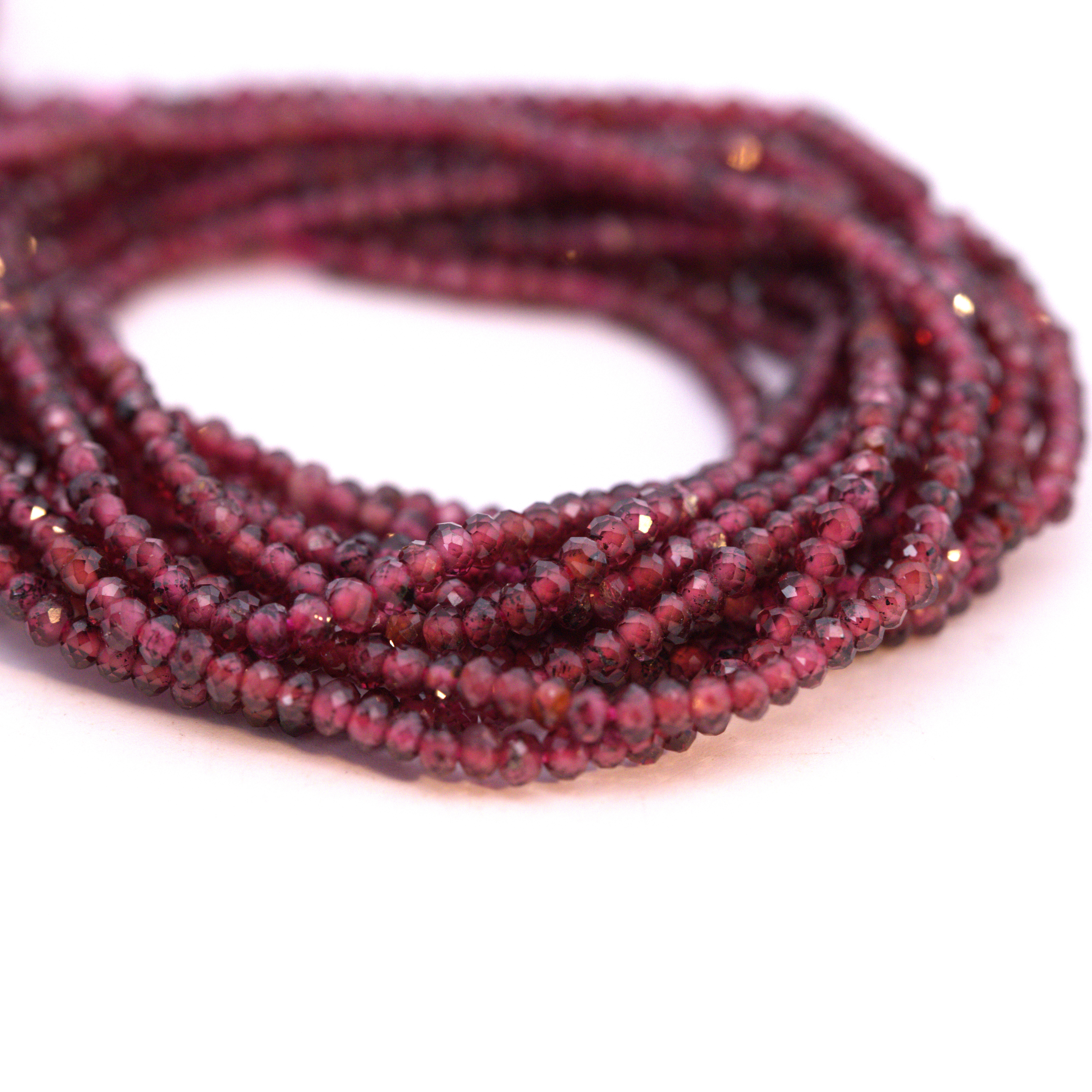 Granat Perlenstrang 2,3 x 1,3 mm facettierte Perlen (ca. 380 Perlen / ca. 38 cm Länge)
