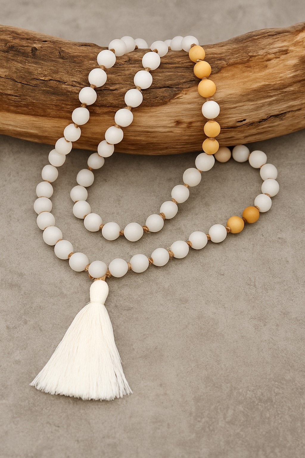 DIY Set lange Knotenkette mit 8 mm weißen matten Achatperlen und natürlichen Holzperlen