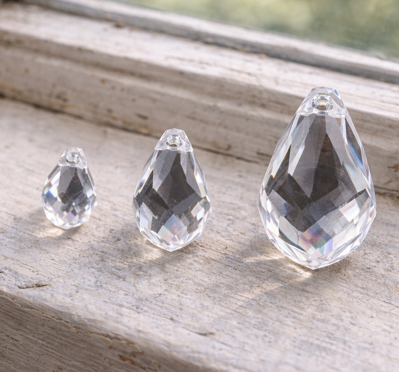 3 geschliffene Glasperlen Tropfen oben quergebohrt