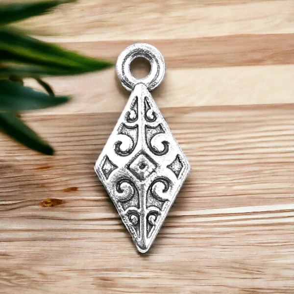 Zierlicher Charm Anhänger Raute antik silberfarben 16 mm x 7 mm